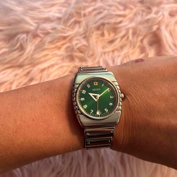 Seiko Japanese UNISEX Quartz Watch. SILVER - Picture 3 of 3